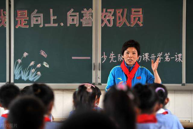 在最新发布的这张人物关系图中，蕾伊与凯洛;伦各自成为光明与黑暗势力的核心，带领抵抗组织和第一军团，为定夺银河命运决一死战